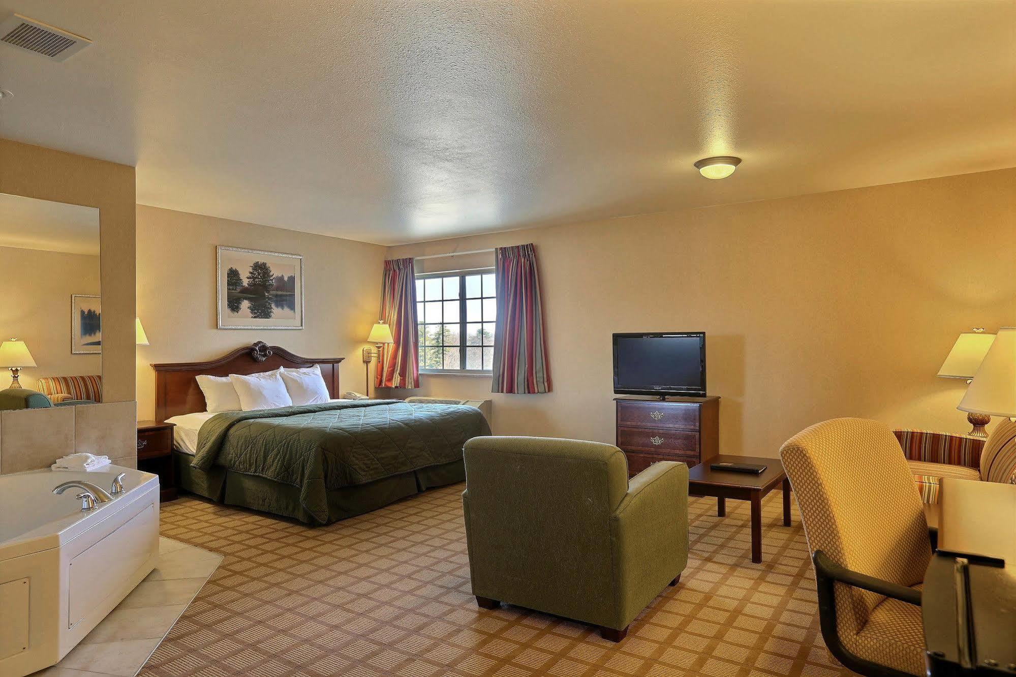 Boarders Inn & Suites By Cobblestone Hotels - Shawano Exterior photo